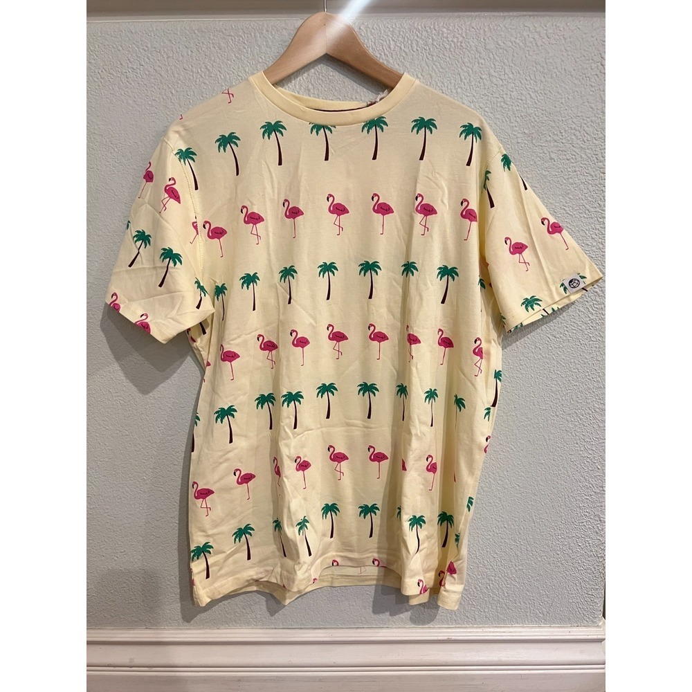 Free Planet Mens Yellow Flamingo Palm Tree Tshirt NWT Sz L Beach Resort Flamingo